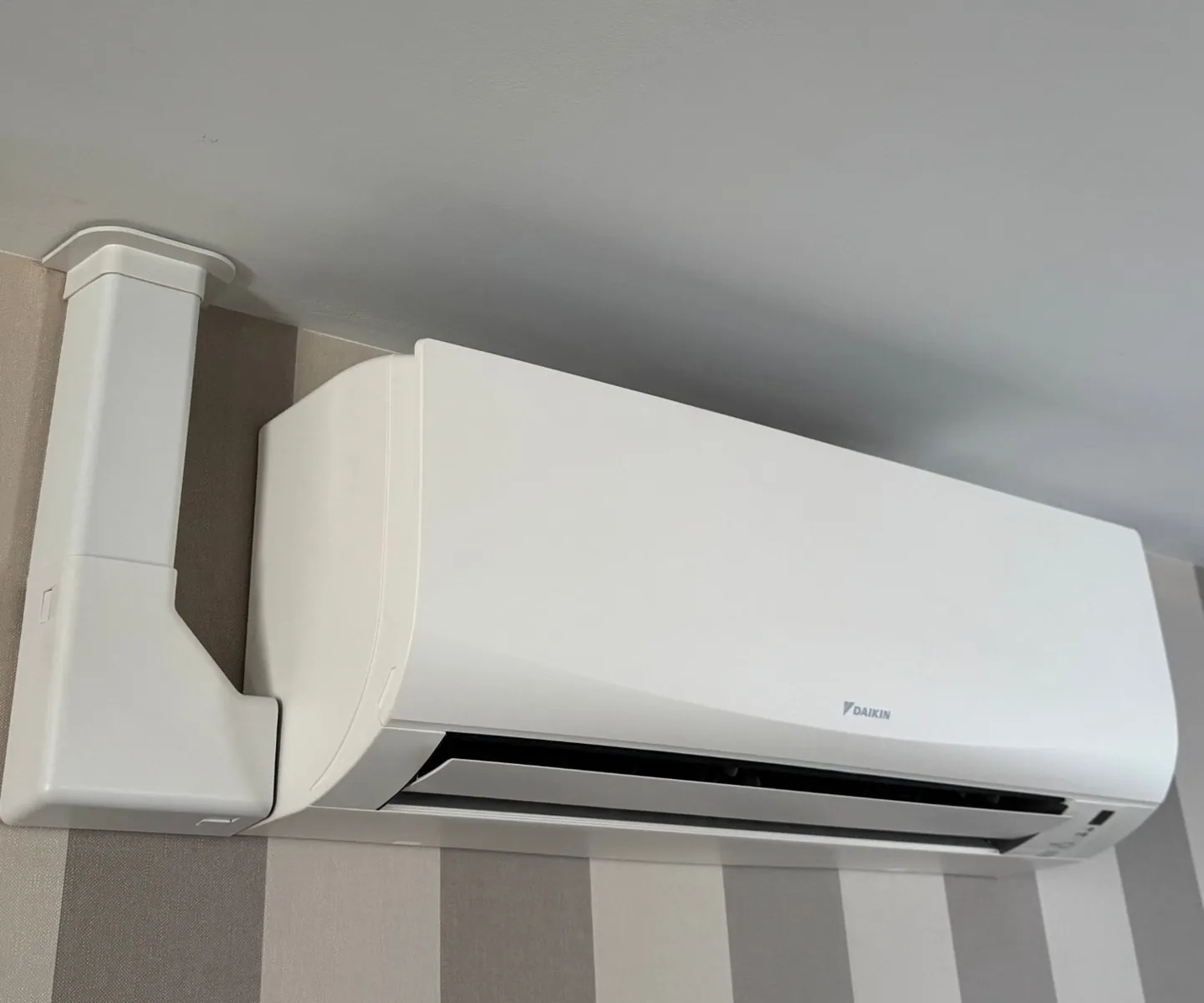 Climatisation murale Daikin posée par Mamady dans une chambre