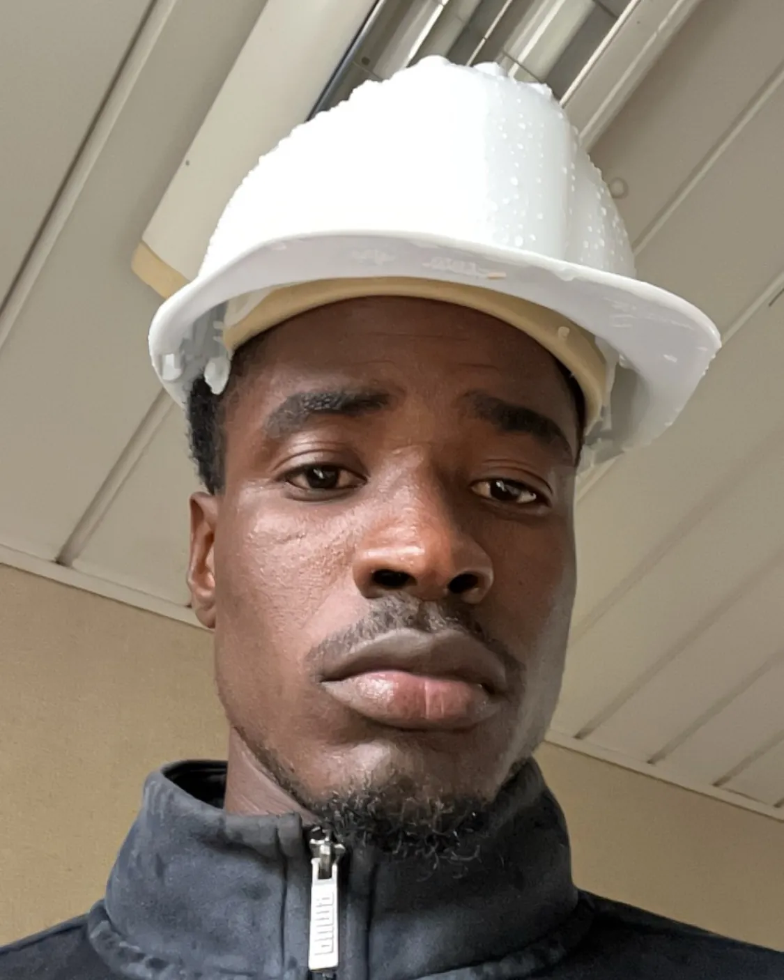 Mamady Haidara, plombier chauffagiste à Angers, casque de chantier